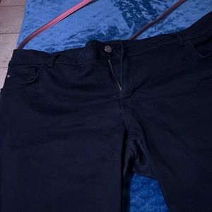 These are lee jeans in the color black nice fitted they are used